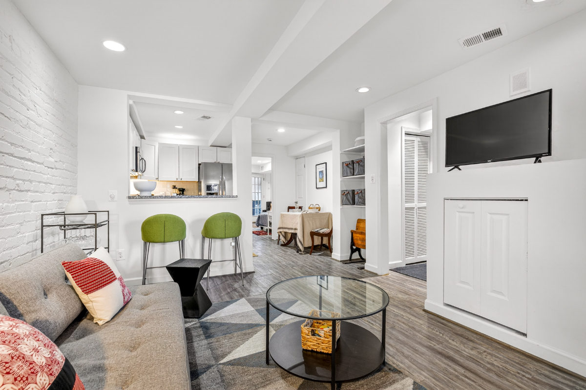 Walkable and Charming Fully Furnished Capitol Hill 1BR - Photo 1