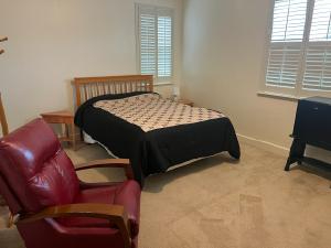 Quiet private suite with outdoor space and easy access to parks and transit