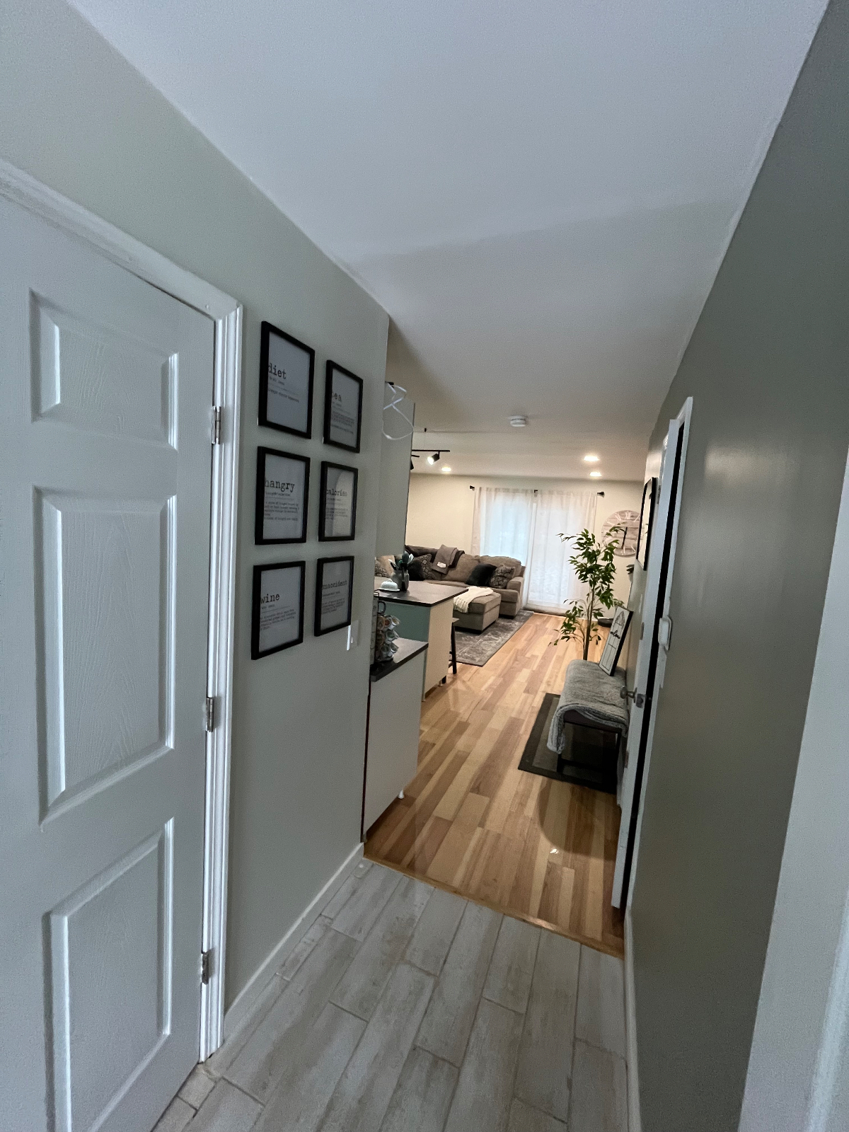 2 bdrm 1.5 bath - Photo 2