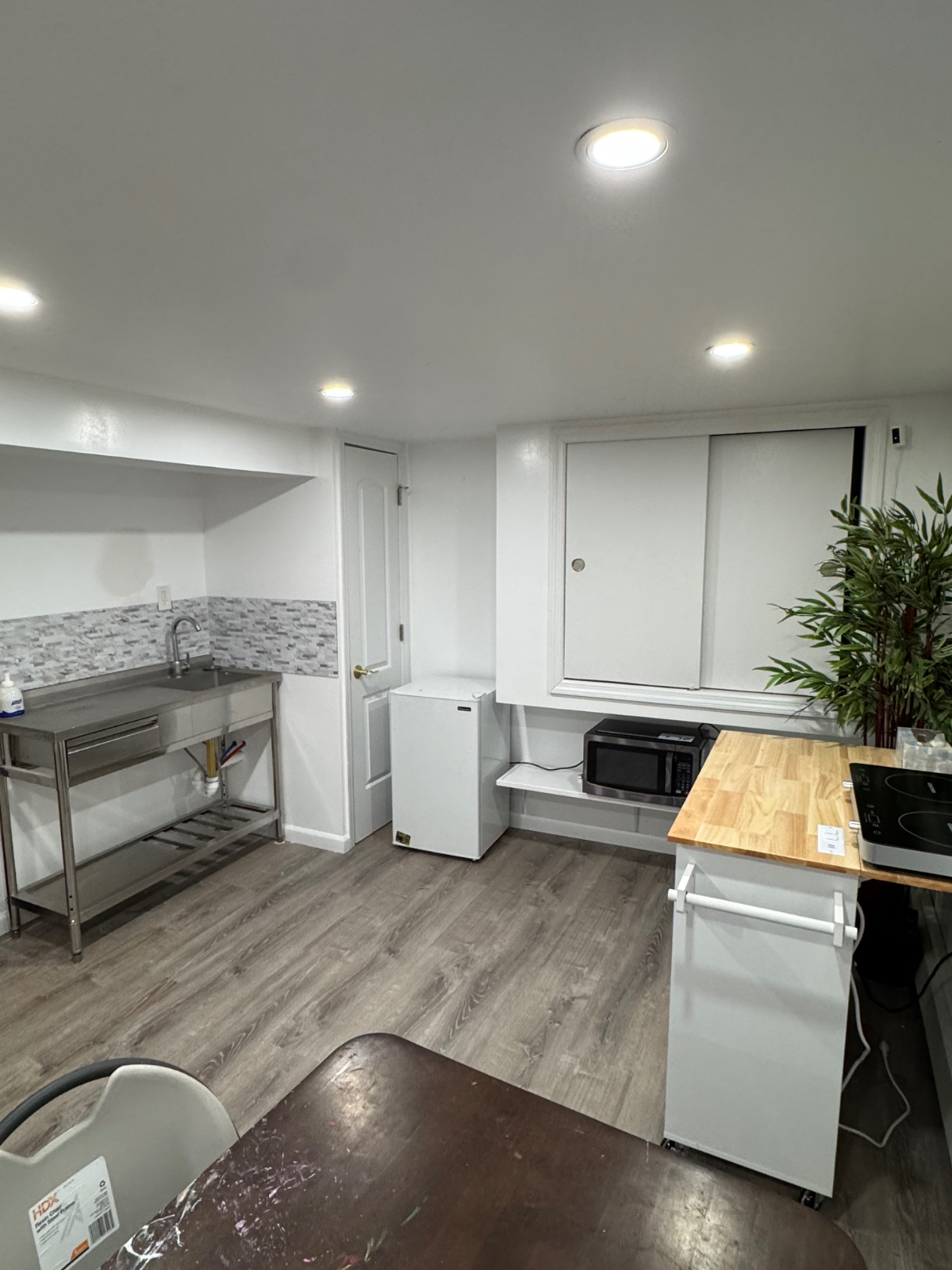 Convenient Walk out Basement studio - Photo 6