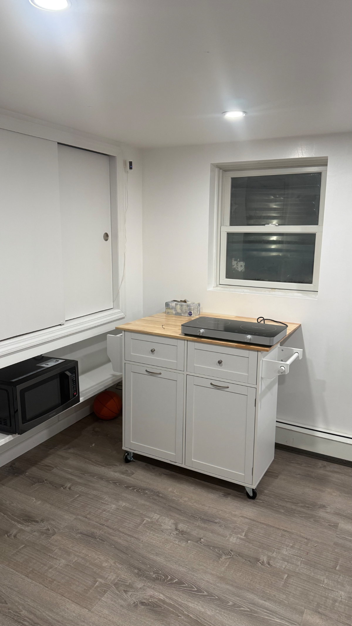 Convenient Walk out Basement studio - Photo 10