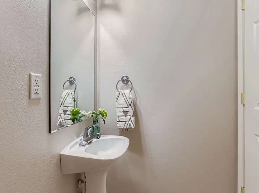 Furnished Private Bedroom w Private Bath Adjacent Gated Condo, Utilities & Wi-Fi Included - Photo 5