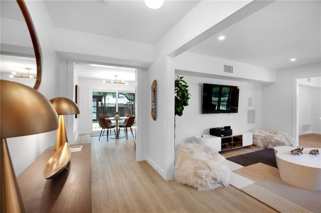 TCH - Comfy 4bd/2.5ba home in Austin w/ Workspace - Photo 5