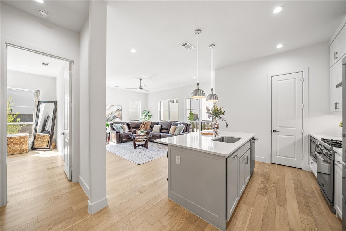 TCH-Comfy 3bd/3.5ba home in Arlington w/ Workspace - Photo 2