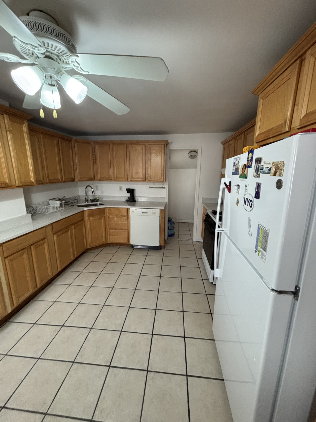 Inviting Home Offering Private Room with Convenient Access to Major Hospitals - Photo 3