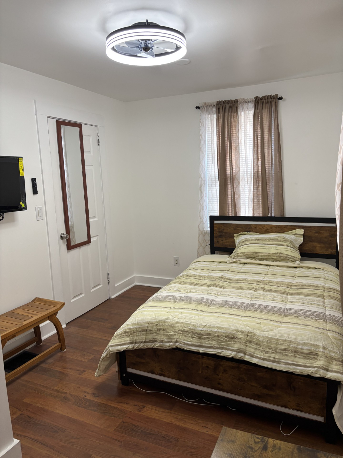 Inviting Home Offering Private Room with Convenient Access to Major Hospitals - Photo 1