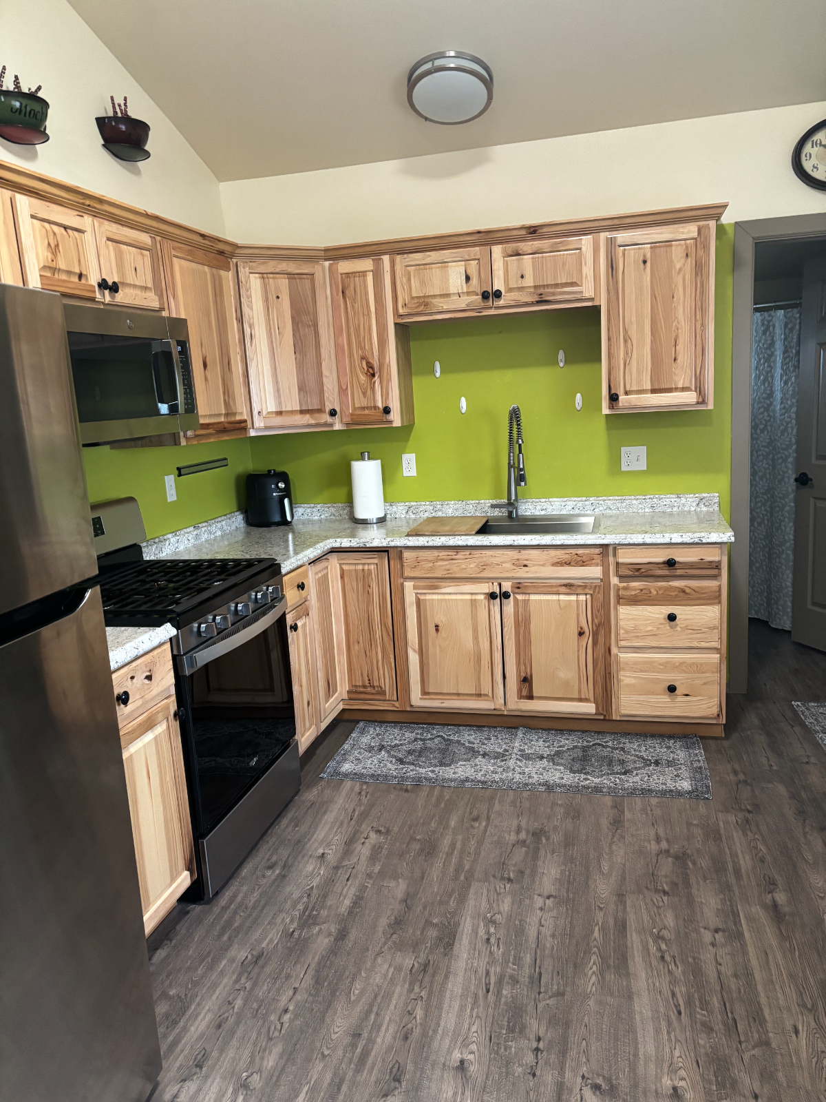 Serene & Inviting Gated Apartment With Private Deck Just Minutes From St. Charles Prineville - Photo 5