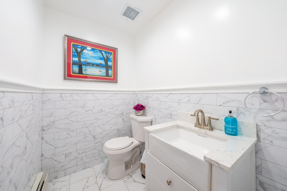 Sunny Room Near Interfaith Hospital, w/ Shared Backyard, Washer and Dryer Access - Photo 3