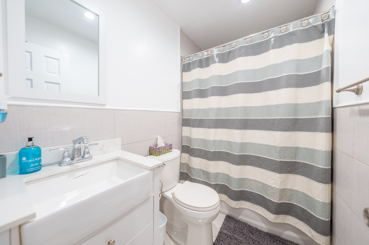 Sunny Room Near Interfaith Hospital, w/ Shared Backyard, Washer and Dryer Access - Photo 5
