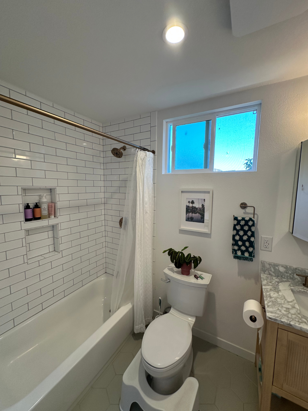 Large 1 Bedroom 1 Bath House with Loft - Photo 4