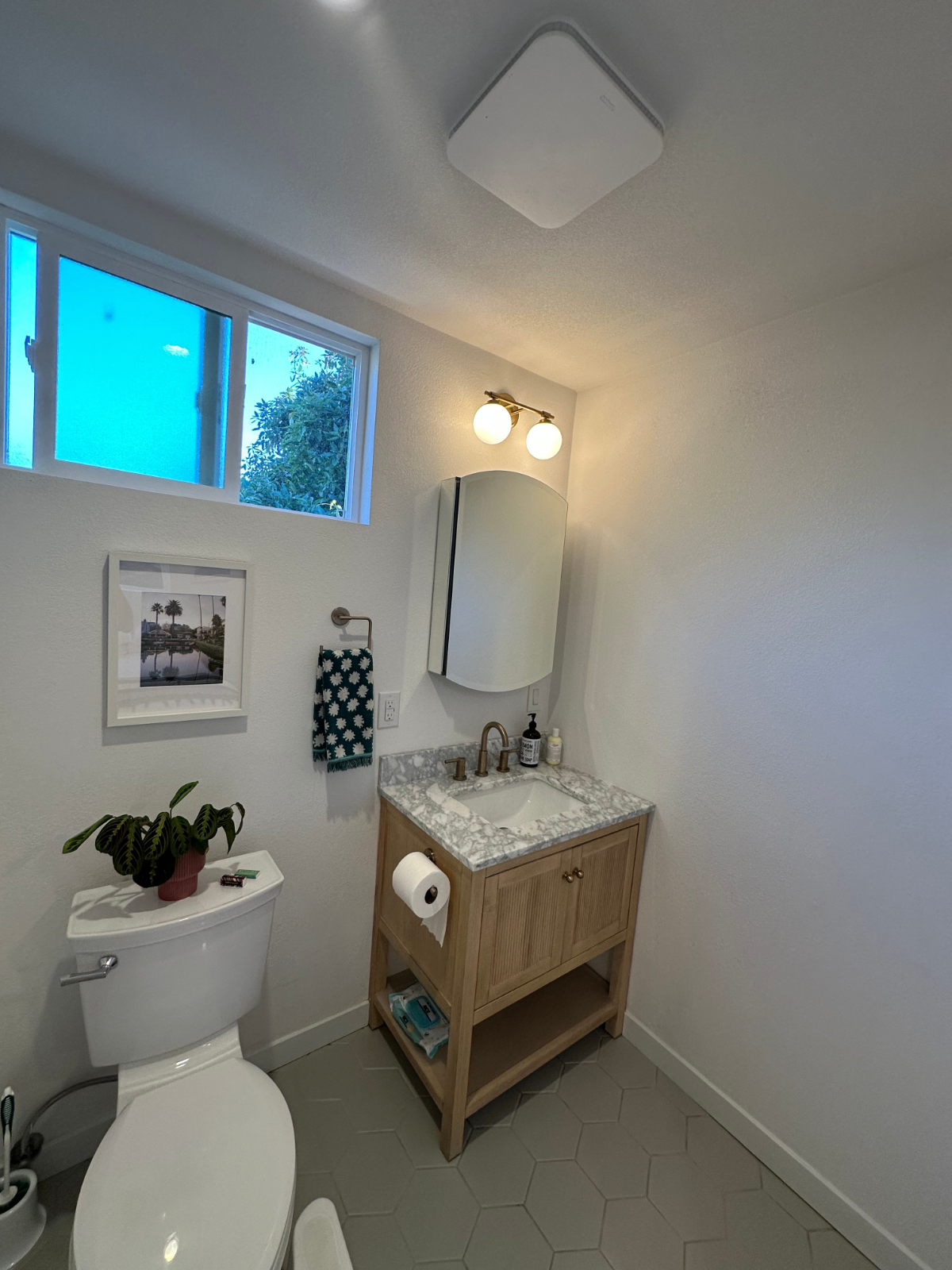 Large 1 Bedroom 1 Bath House with Loft - Photo 5