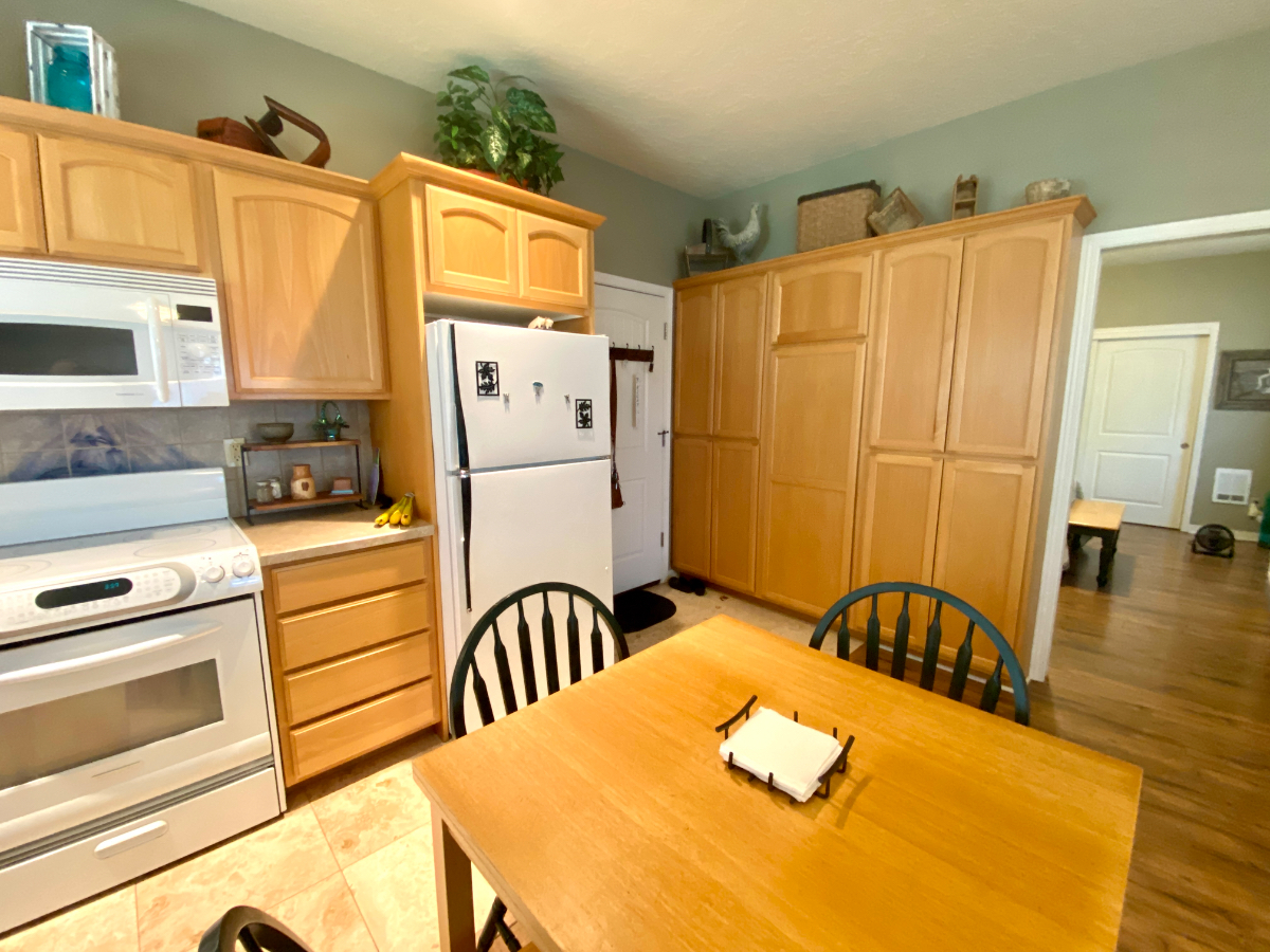 Beautiful quiet neighborhood. 1 bed, 1 ba, RECLINERS, clean & comfortable. - Photo 3