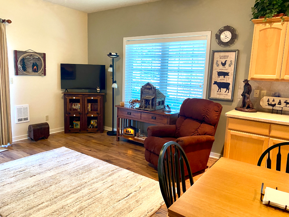 Beautiful quiet neighborhood. 1 bed, 1 ba, RECLINERS, clean & comfortable. - Photo 4