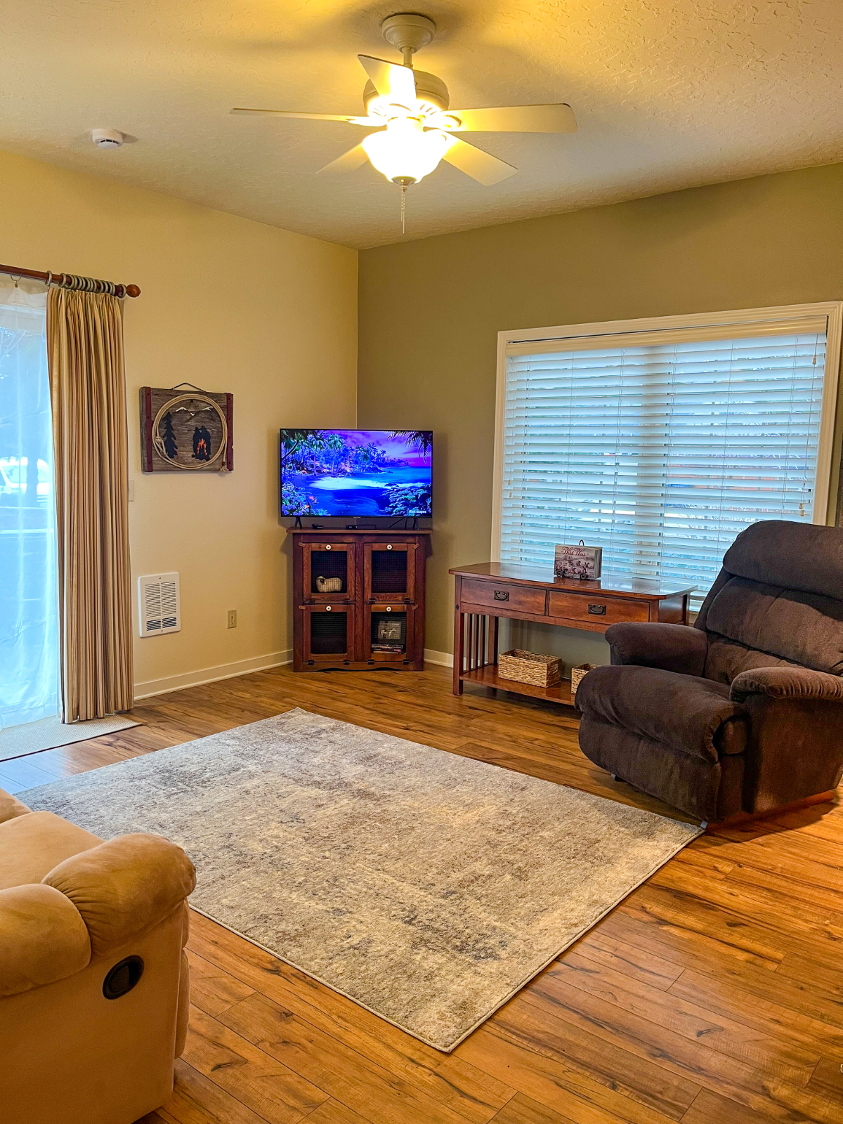 Beautiful quiet neighborhood. 1 bed, 1 ba, RECLINERS, clean & comfortable. - Photo 6