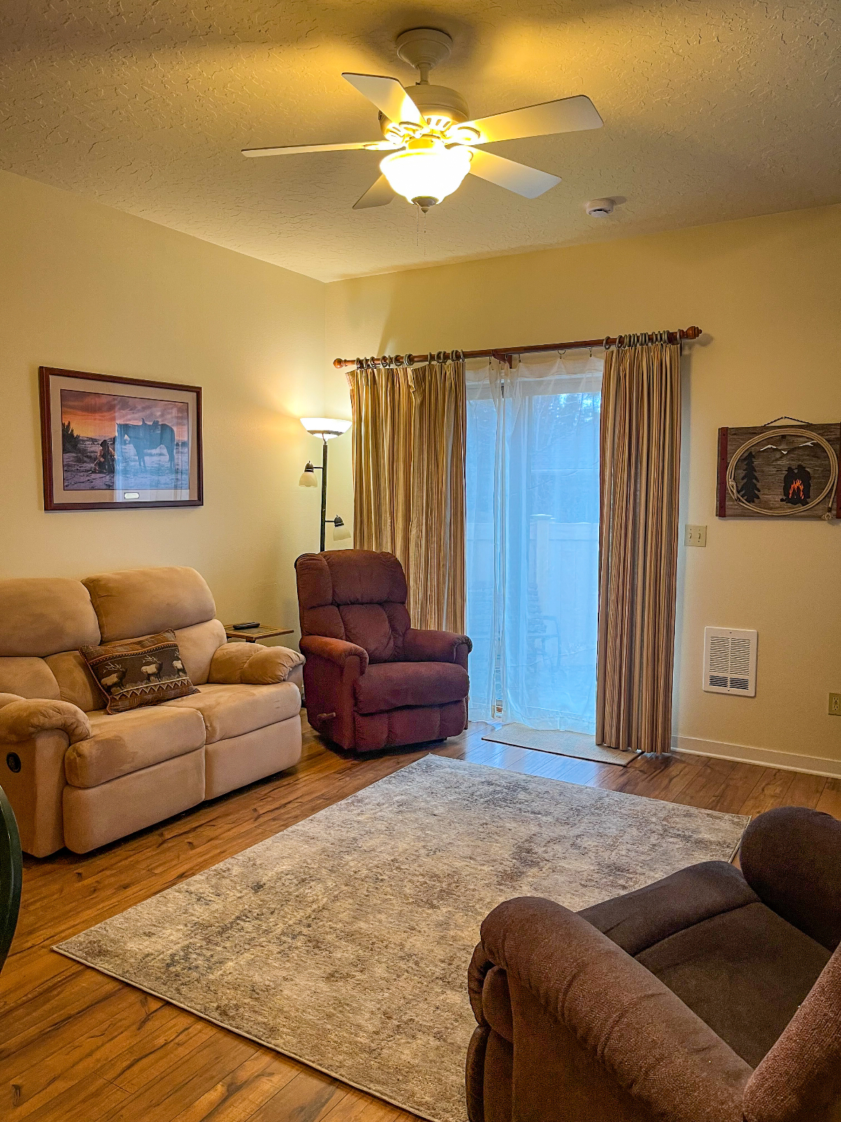 Beautiful quiet neighborhood. 1 bed, 1 ba, RECLINERS, clean & comfortable. - Photo 5