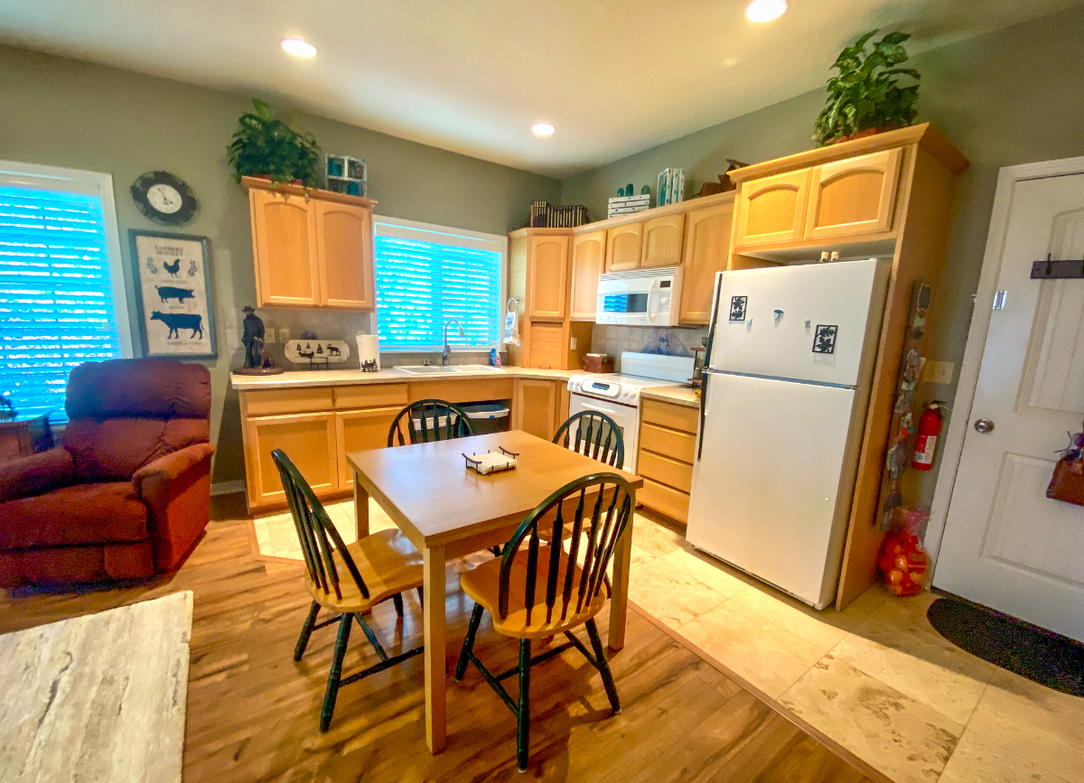 Beautiful quiet neighborhood. 1 bed, 1 ba, RECLINERS, clean & comfortable. - Photo 2