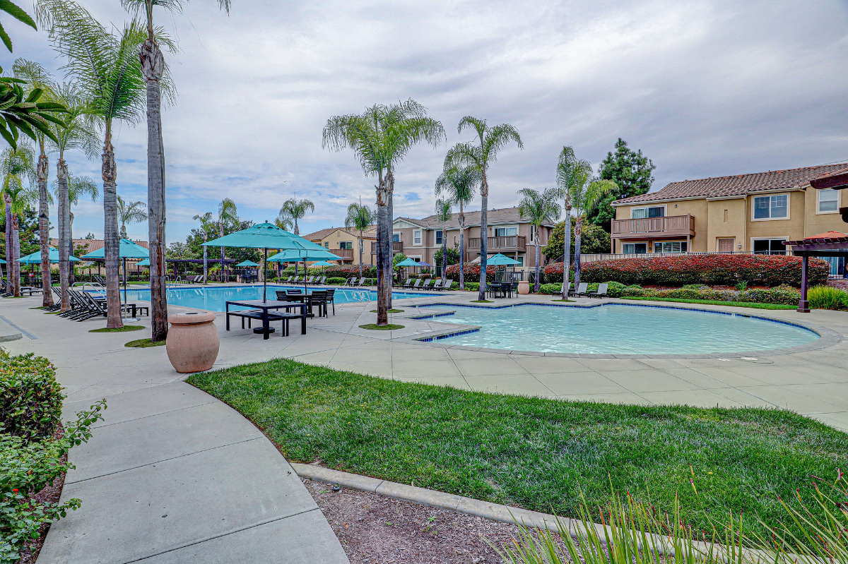 Comfortable Second Floor Bedroom With Utilities Included & Access To Pool And Gym From The Gated Community