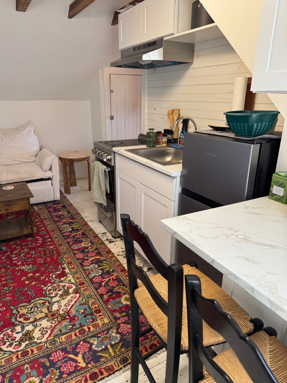 Pet friendly charming 2nd floor Studio - Photo 3
