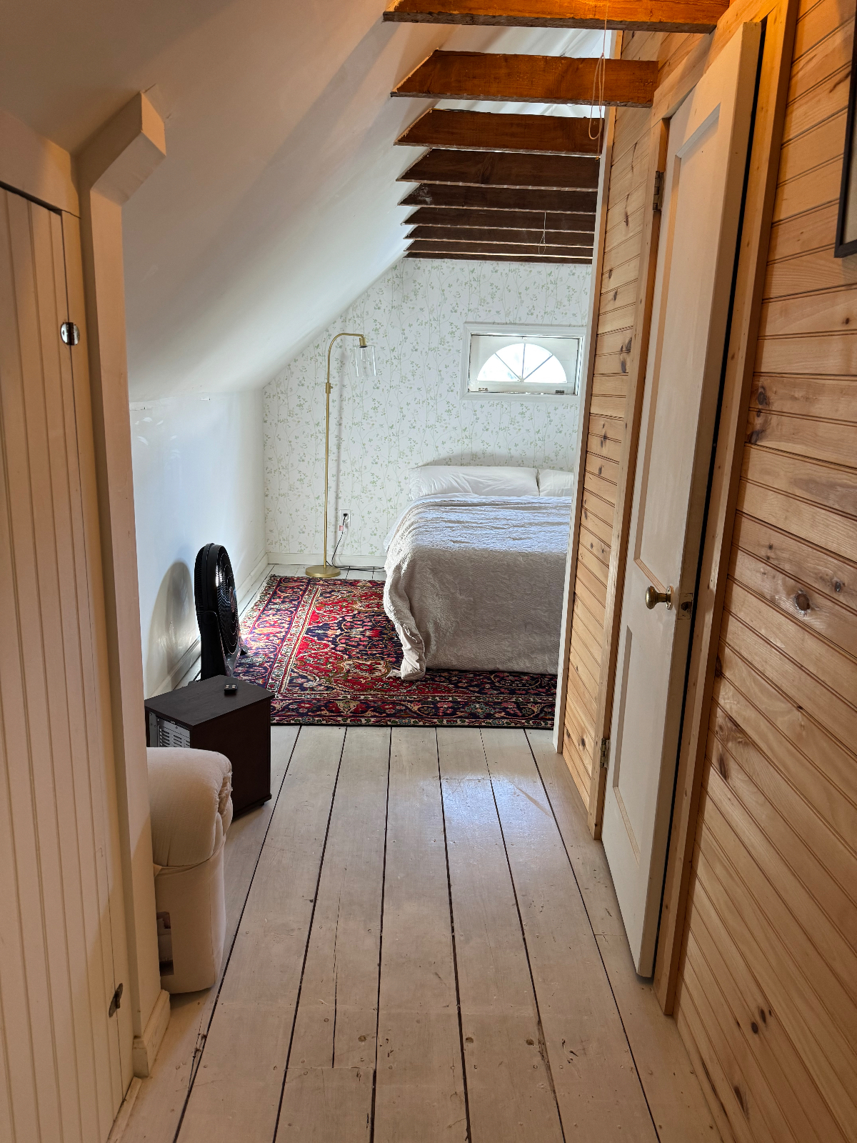 Pet friendly charming 2nd floor Studio - Photo 4