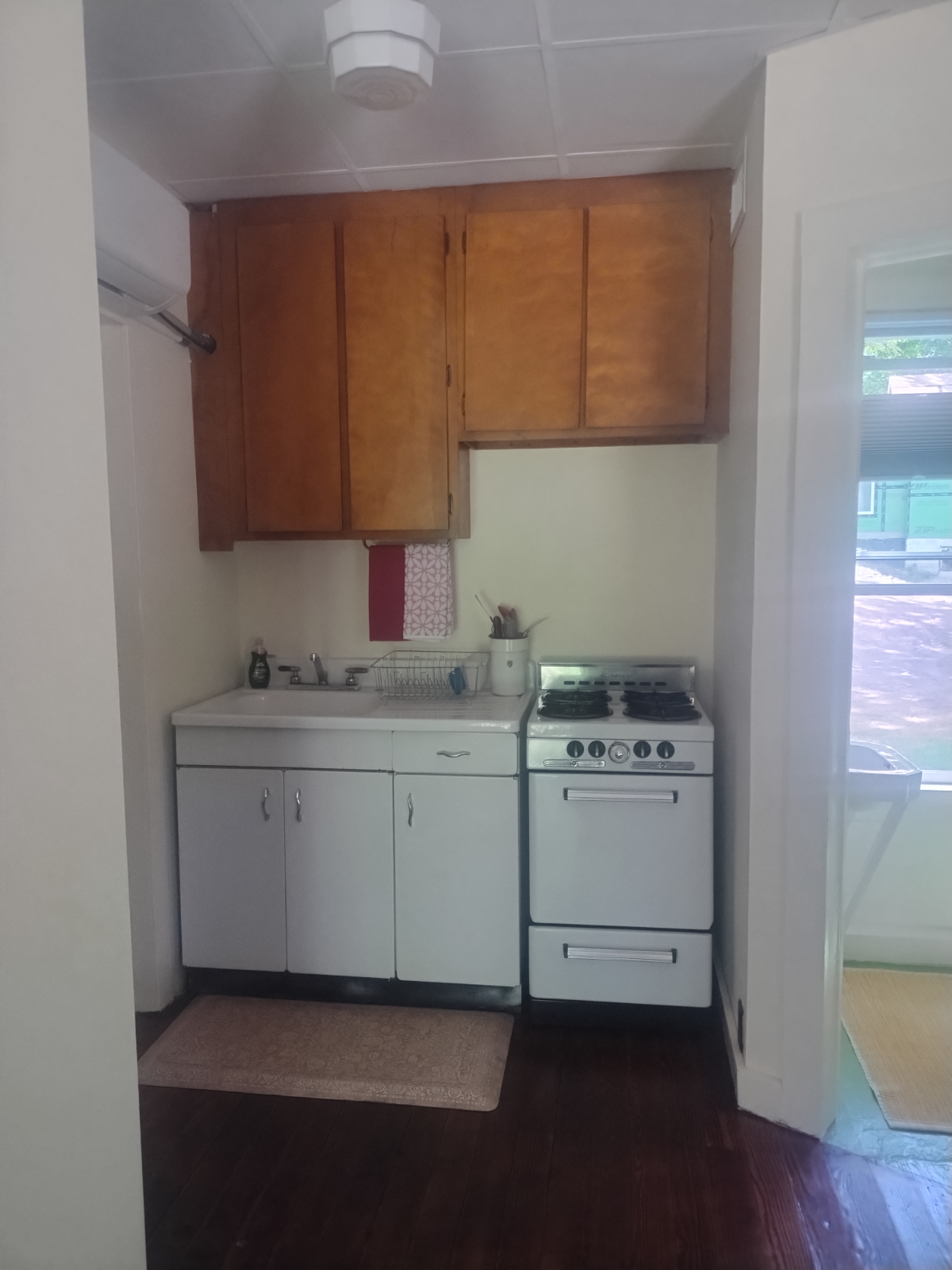 Cozy one bedroom apartment with private entrance - Photo 8