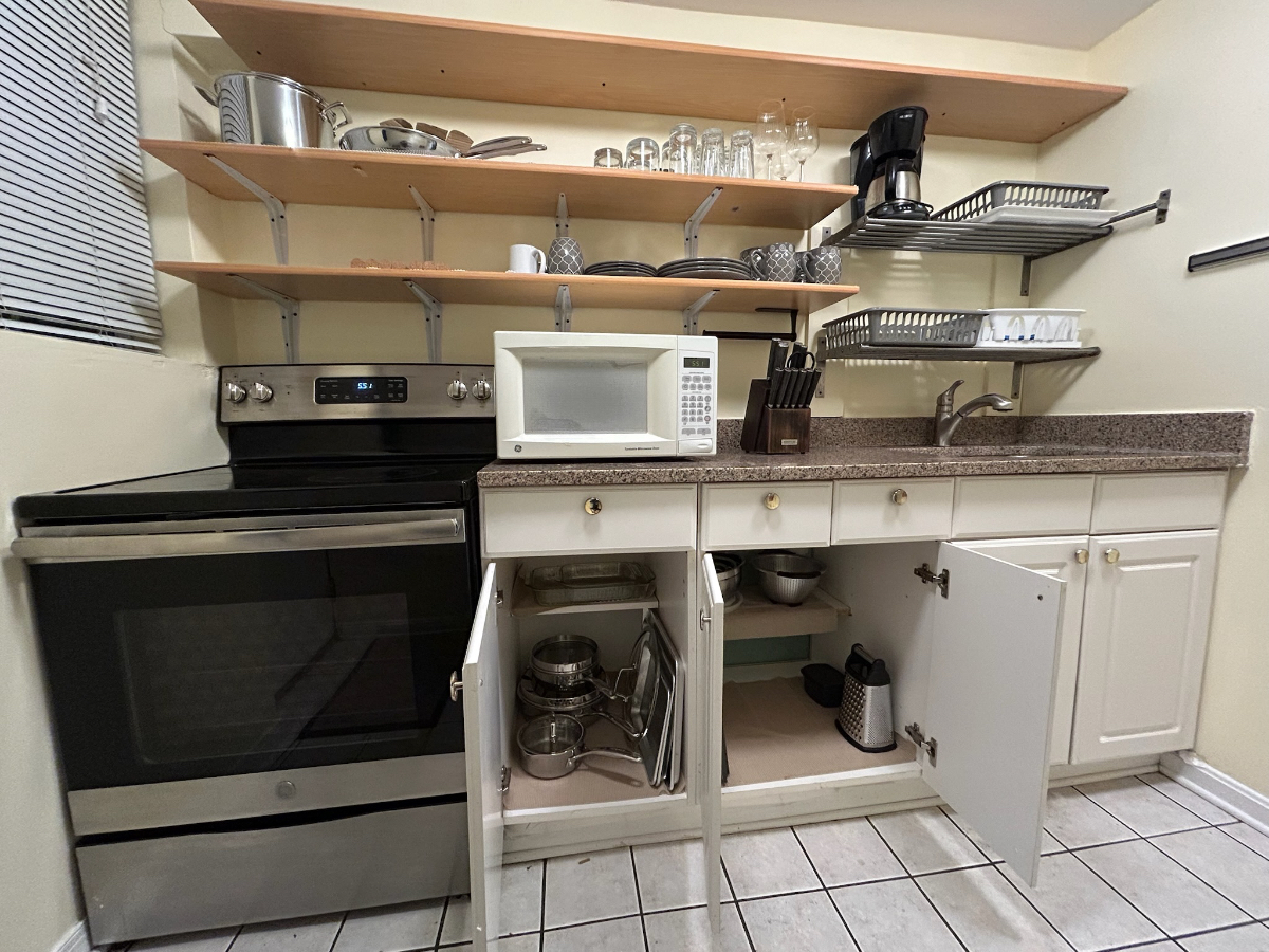Comfy studio in leafy Glover Park - best of all worlds location near hospitals, restaurants, shops a - Photo 3