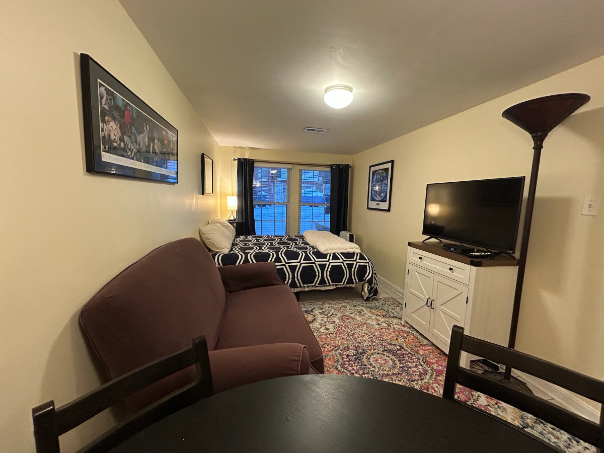 Comfy studio in leafy Glover Park - best of all worlds location near hospitals, restaurants, shops a - Photo 6
