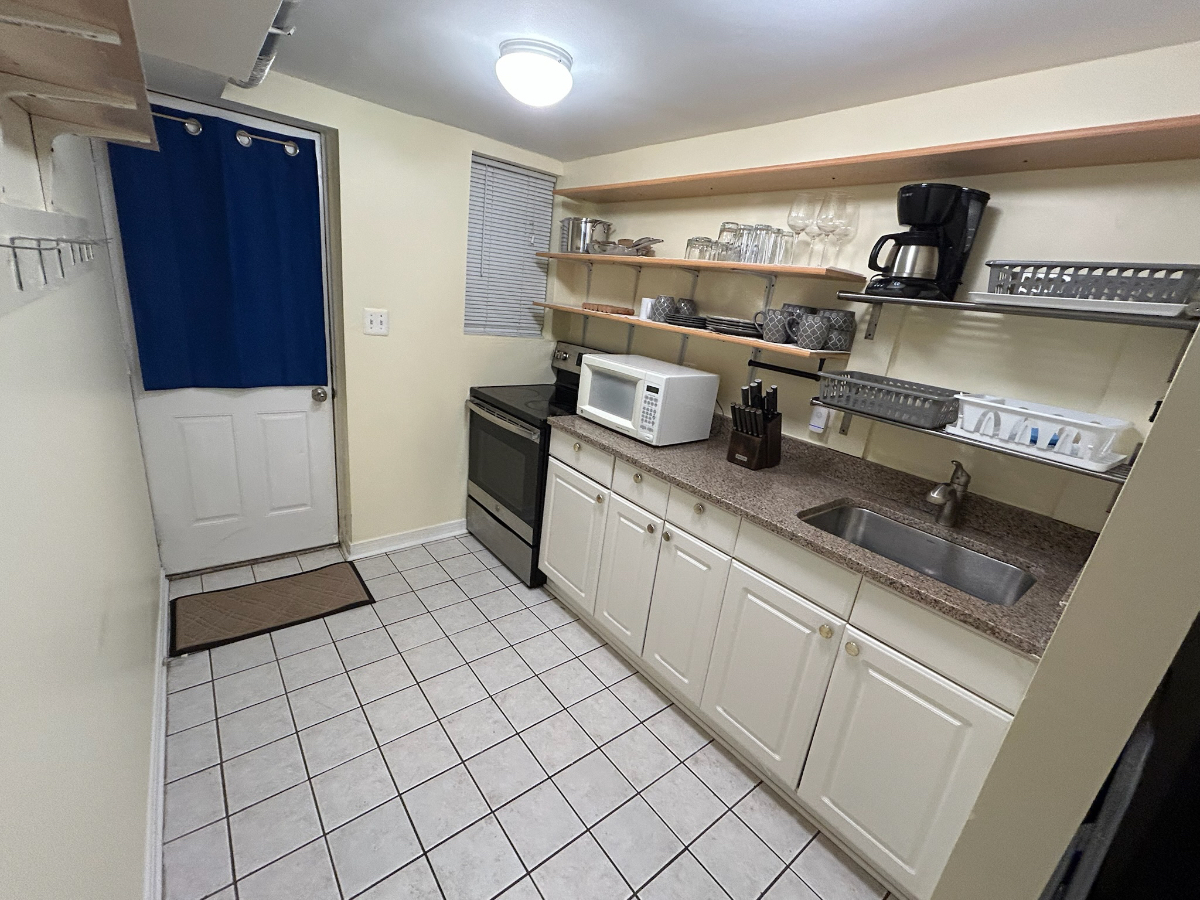 Comfy studio in leafy Glover Park - best of all worlds location near hospitals, restaurants, shops a - Photo 9