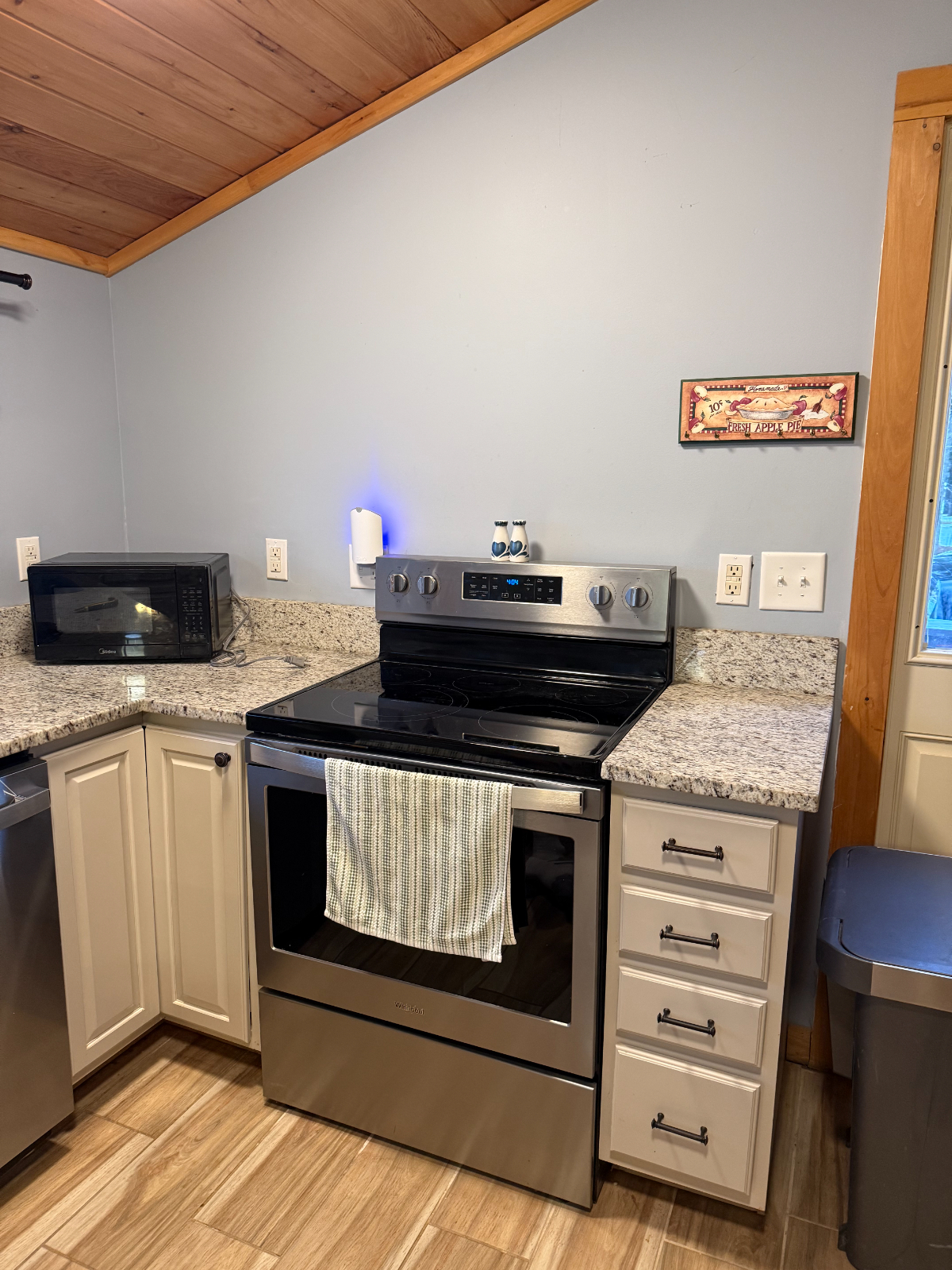 Lakefront Cottage on Lake Champlain - 15 minutes from downtown Plattsburgh - Photo 8