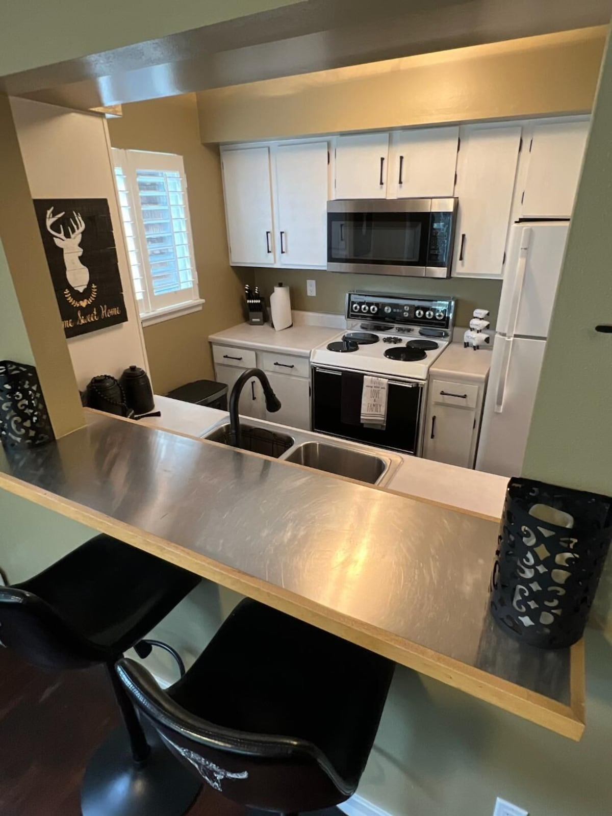 newly remodeled 3 bed, 1.5 bath, den, mountain view townhouse - Photo 3