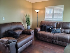 newly remodeled 3 bed, 1.5 bath, den, mountain view townhouse - Photo 2