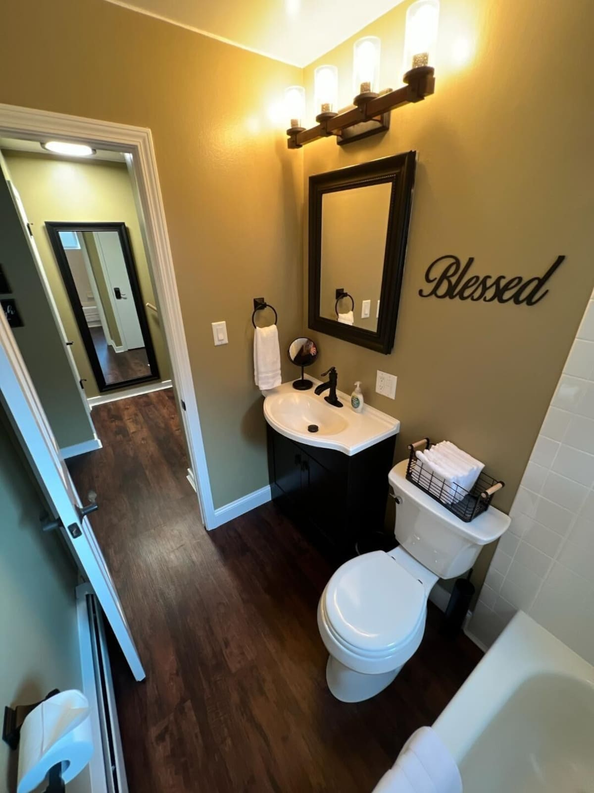 newly remodeled 3 bed, 1.5 bath, den, mountain view townhouse - Photo 11