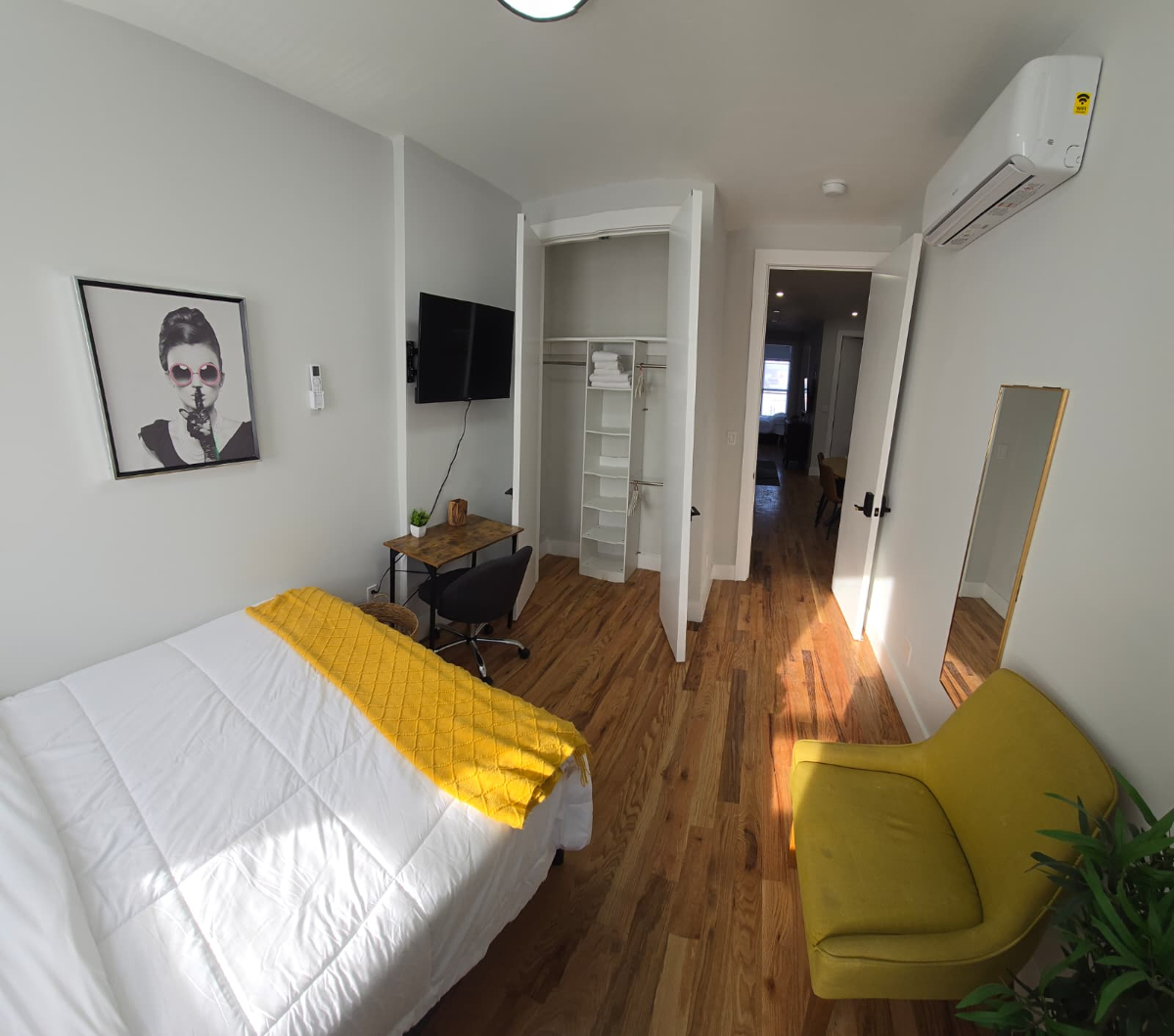 Apt 3 Rm 2 - Private room, Fast Wi-Fi & W/D near Train - Photo 1
