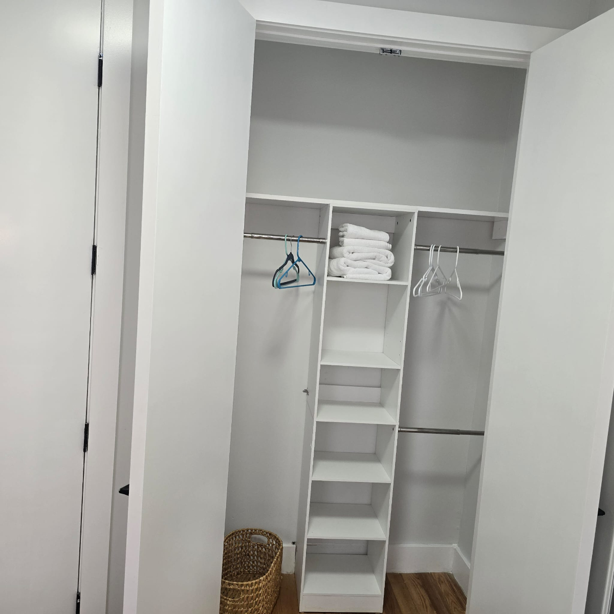 Apt 3 Rm 2 - Private room, Fast Wi-Fi & W/D near Train - Photo 2