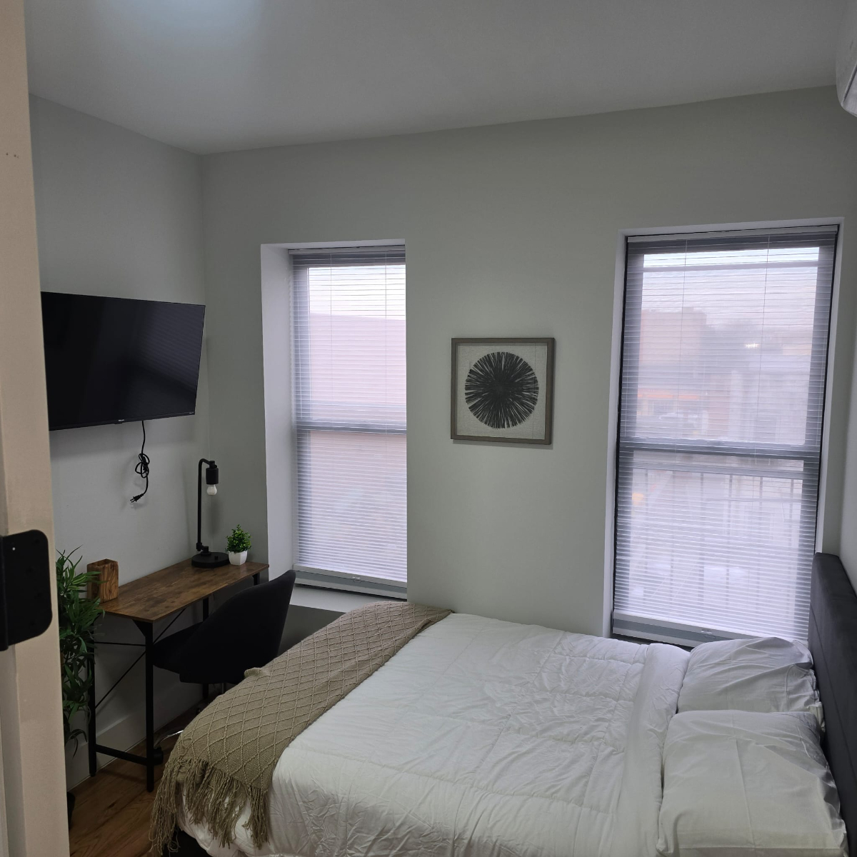 Apt 3 Rm 2 - Private room, Fast Wi-Fi & W/D near Train - Photo 1