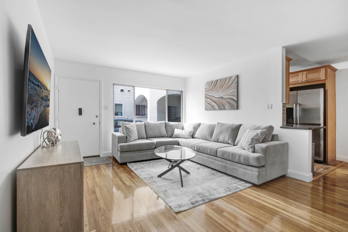 Spacious 3BR/3BA Near Beverly Hills - Photo 2