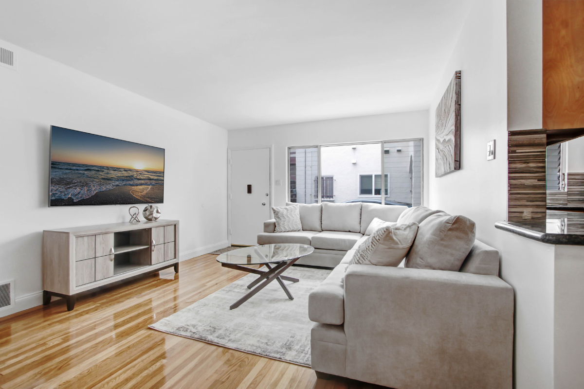 Spacious 3BR/3BA Near Beverly Hills - Photo 3