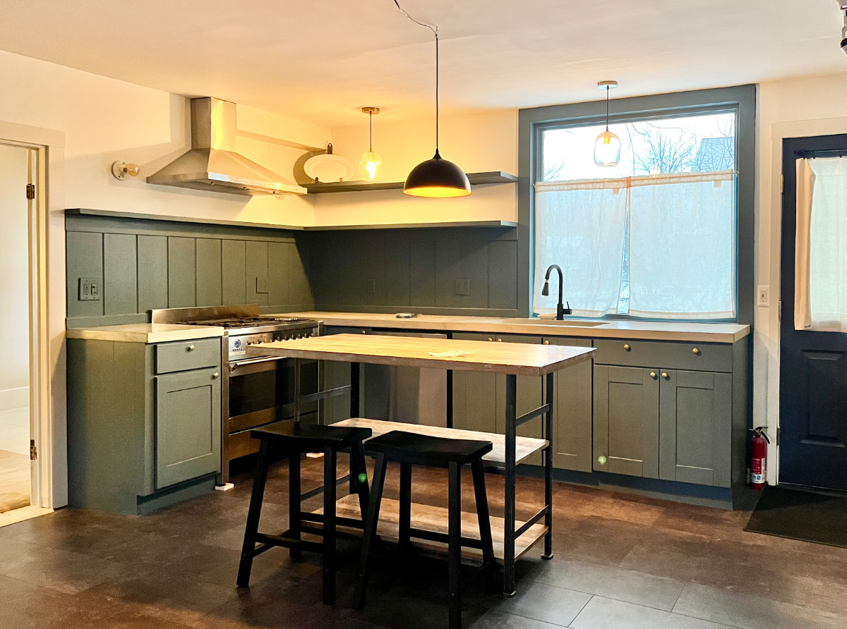 Large sunny newly renovated in-town apartment - Photo 3