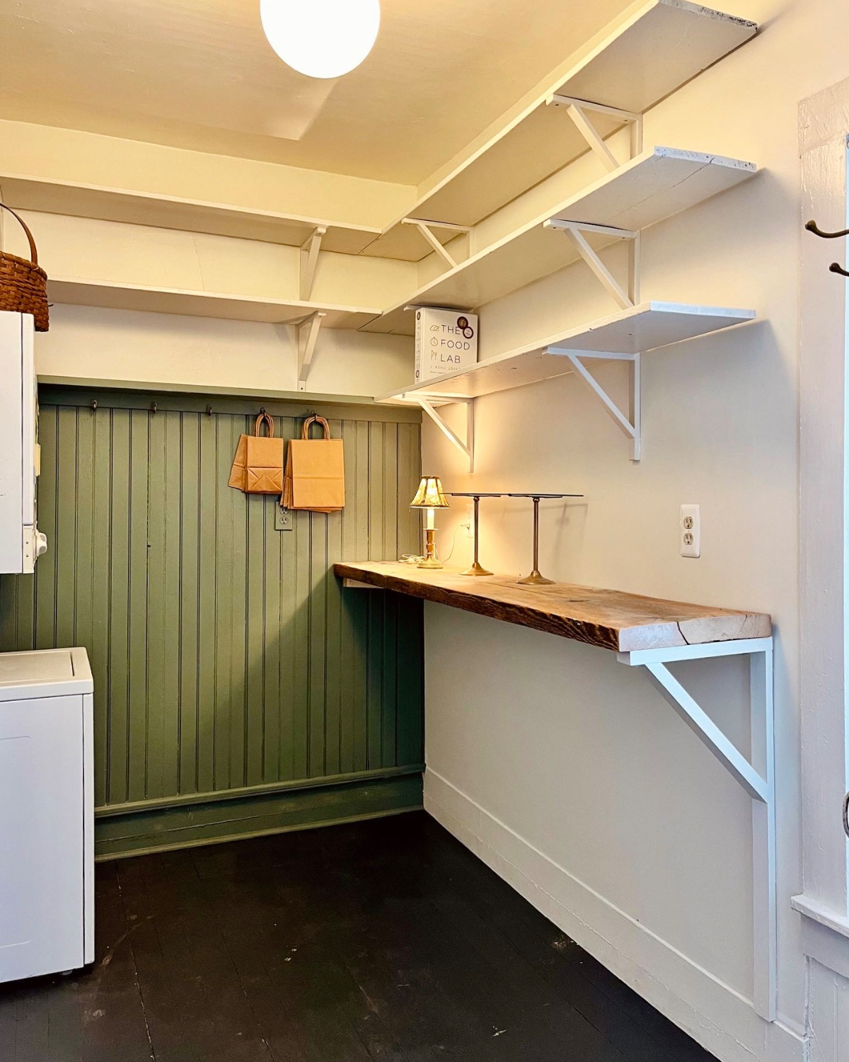 Large sunny newly renovated in-town apartment - Photo 4