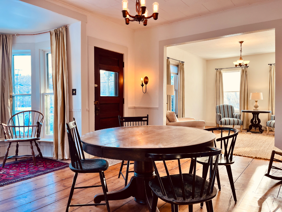 Large sunny newly renovated  in-town apartment - Photo 11