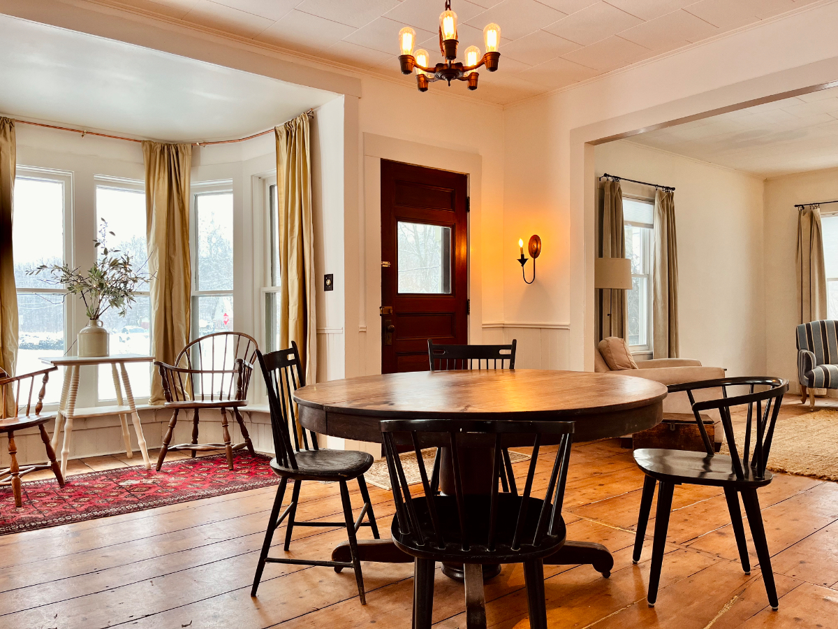 Large sunny newly renovated  in-town apartment - Photo 10