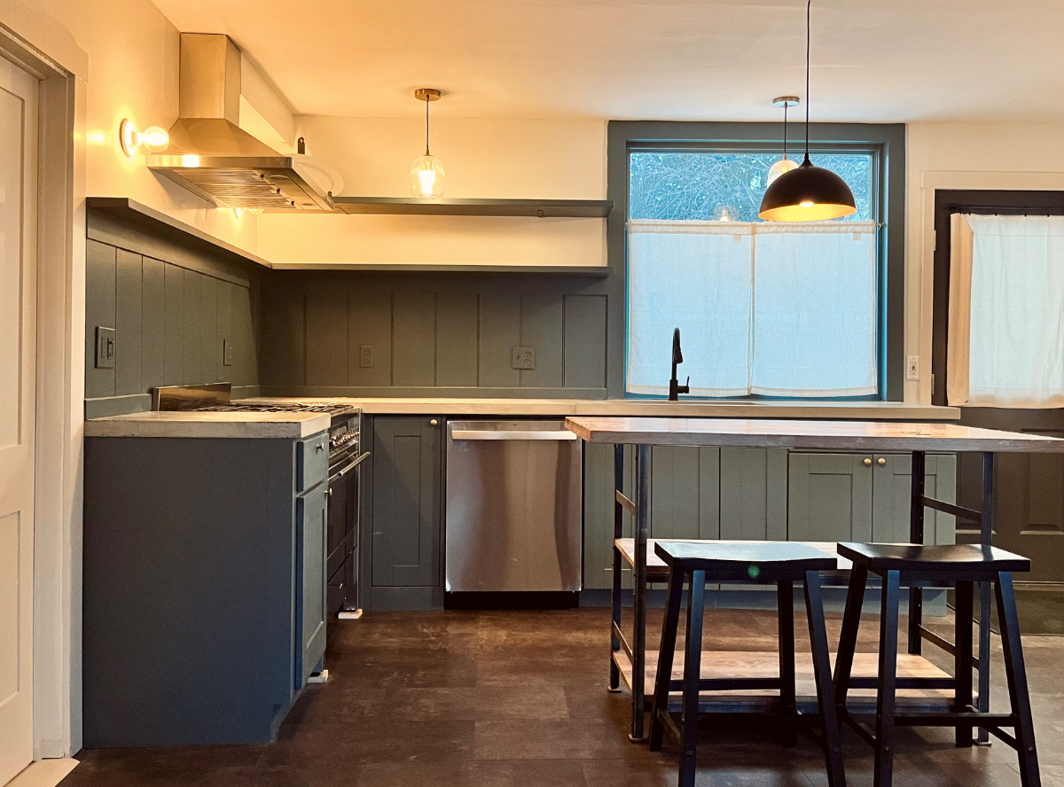 Large sunny newly renovated in-town apartment - Photo 2