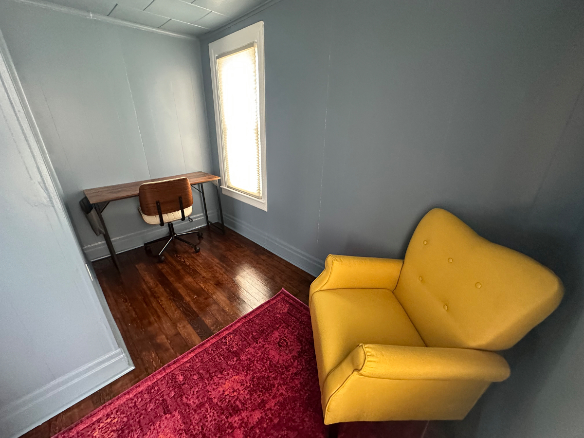 Chic 2BR Mid-Century Escape in Prime Location - Photo 3