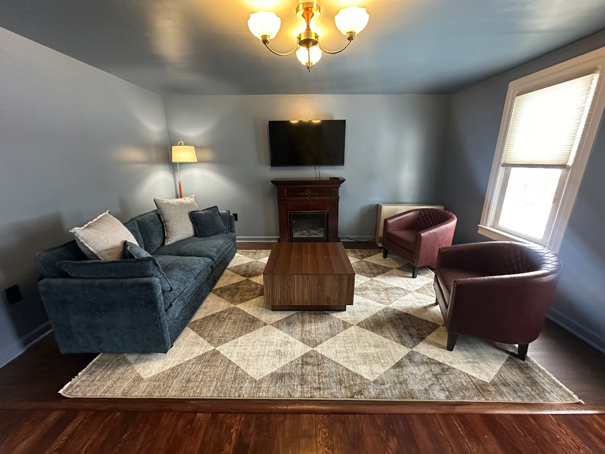 Chic 2BR Mid-Century Escape in Prime Location - Photo 4