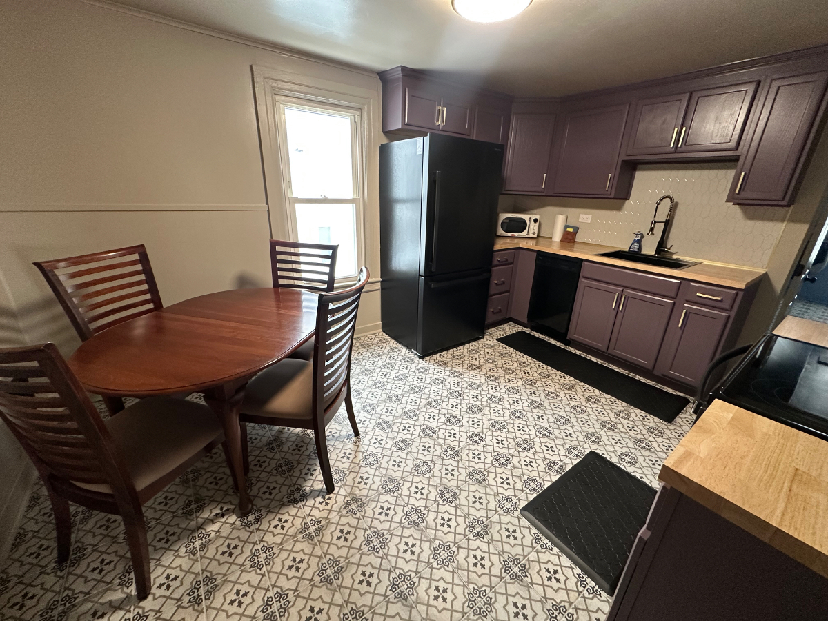 Chic 2BR Mid-Century Escape in Prime Location - Photo 5