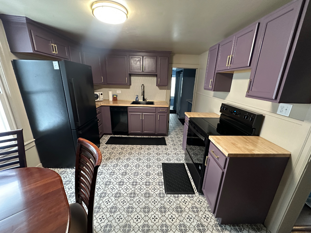 Chic 2BR Mid-Century Escape in Prime Location - Photo 7