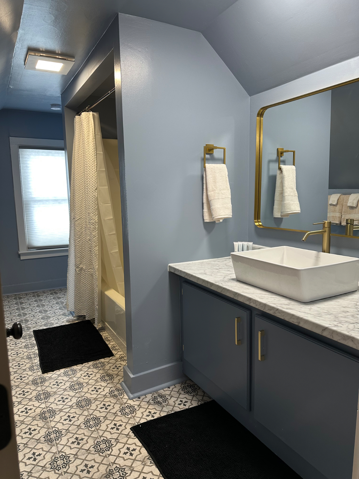 Chic 2BR Mid-Century Escape in Prime Location - Photo 8