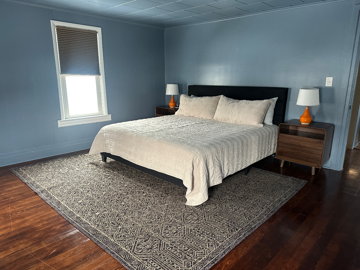 Chic 2BR Mid-Century Escape in Prime Location - Photo 2
