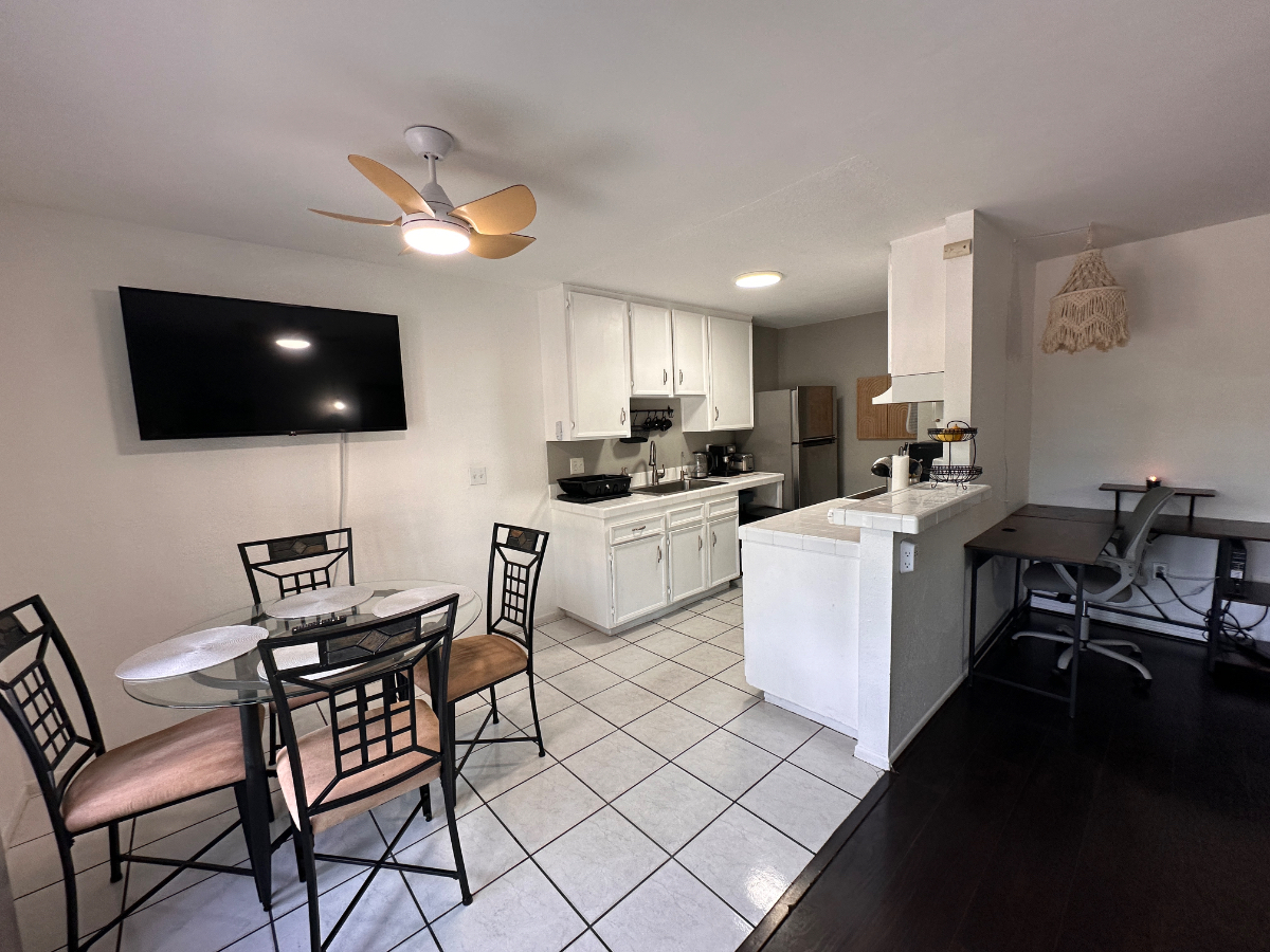 Spacious Airy Comfy 1BR Condo, Centrally Located, Quick access to 94&805 - Photo 4