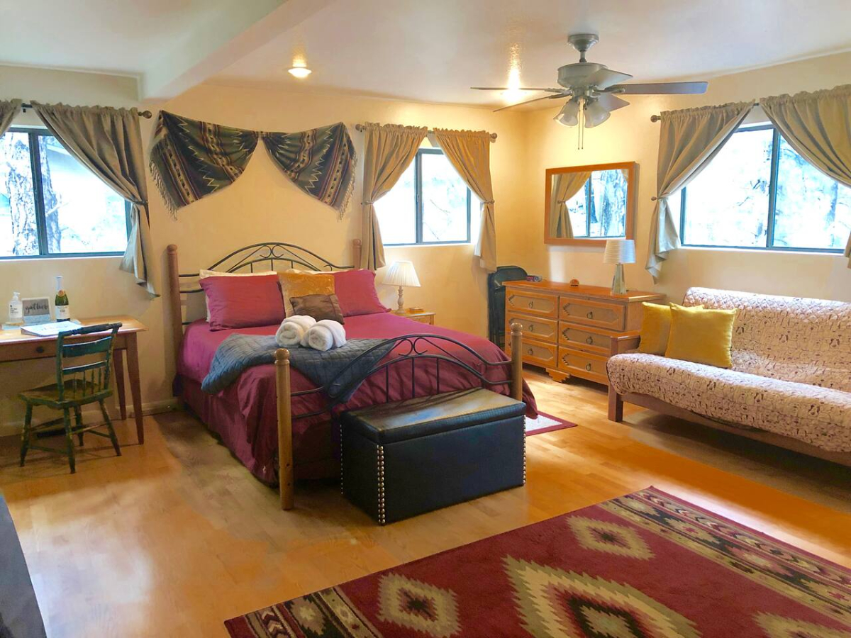 Charming Forest Studio Offering Relaxed Living Just Minutes From Downtown Flagstaff And Major Hospitals