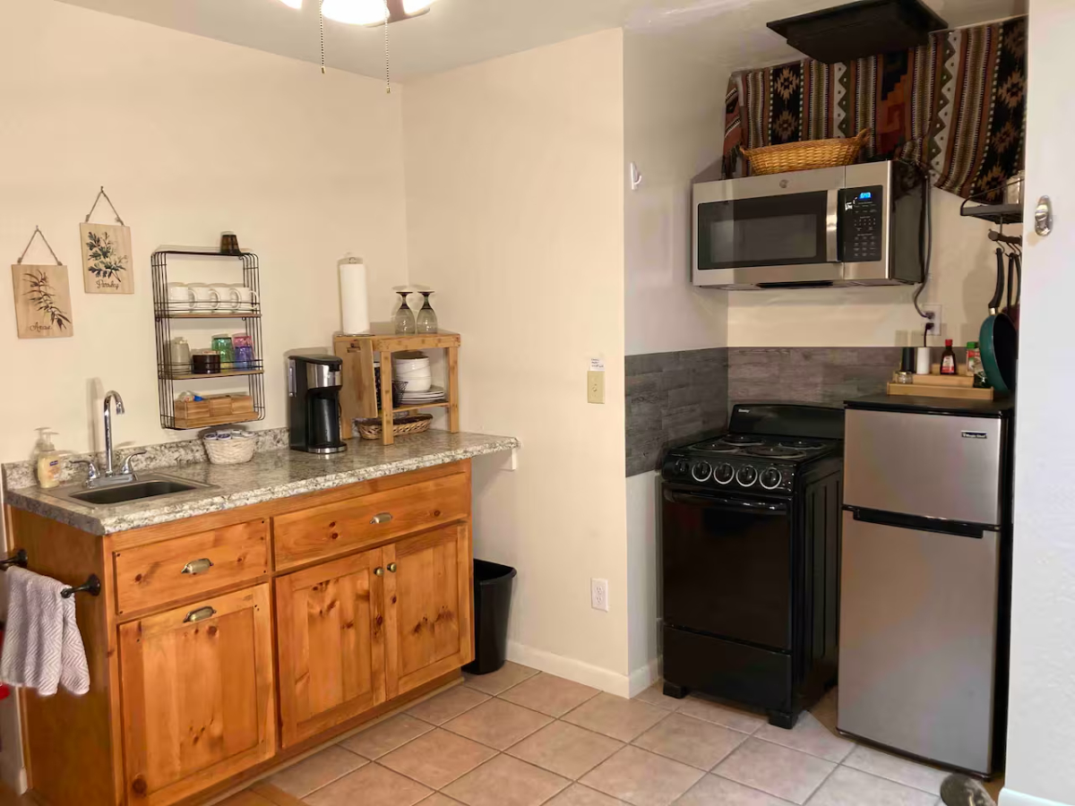 Charming Forest Studio Offering Relaxed Living Just Minutes From Downtown Flagstaff And Major Hospit - Photo 3